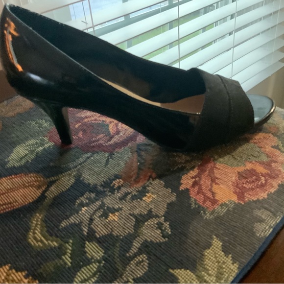 Woman’s black heels by Ellen Tracy size 6.5 - Picture 2 of 7